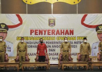 Wali Kota metro Wahdi Hadiri Penyerahan SK Pengangkatan CPNS dan PPPK