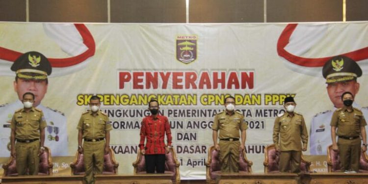 Wali Kota metro Wahdi Hadiri Penyerahan SK Pengangkatan CPNS dan PPPK