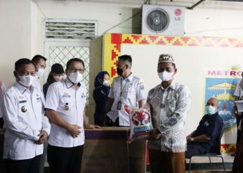 Walikota Metro, Wahdi Sirajuddin Serahkan Bantuan ATENSI untuk LKS/LKSA