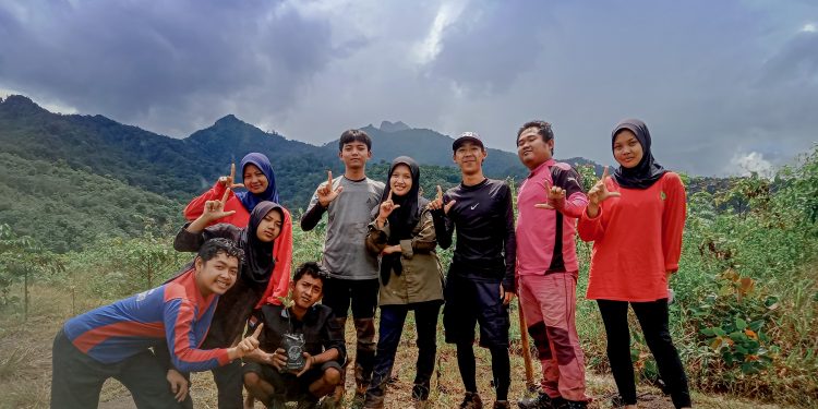 Peringati Hari Menanam Pohon Nasional, Pegiat Alam Way Kanan Tanam Pohon di Bukit Punggur