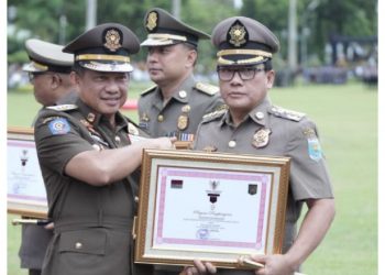 penghargaan Karya Bhakti Peduli Satpol PP sebagai didedikasikan kepada kepala daerah
