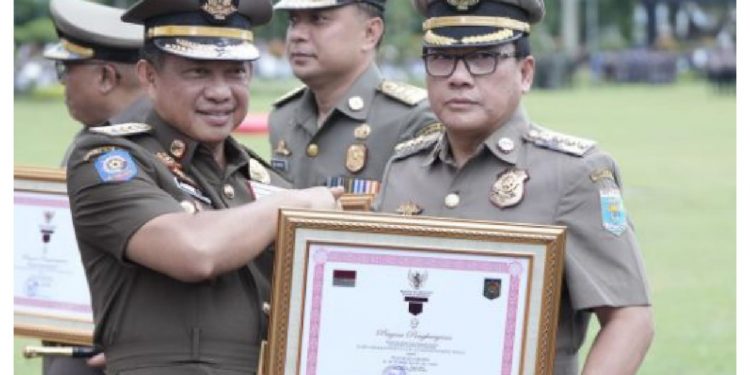 penghargaan Karya Bhakti Peduli Satpol PP sebagai didedikasikan kepada kepala daerah