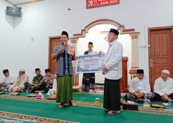 Walikota Metro Serahkan Bantuan Di Masjid Al-Fikriah Metro Pusat