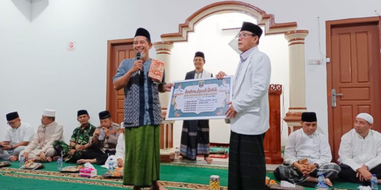 Walikota Metro Serahkan Bantuan Di Masjid Al-Fikriah Metro Pusat