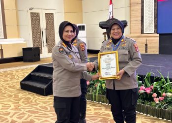 Humas Polres Metro Terima Penghargaan Dari Kabid Humas Polda Lampung