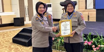 Humas Polres Metro Terima Penghargaan Dari Kabid Humas Polda Lampung