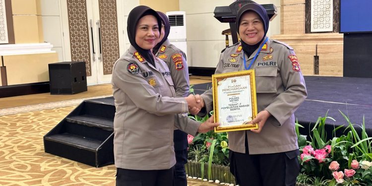 Humas Polres Metro Terima Penghargaan Dari Kabid Humas Polda Lampung