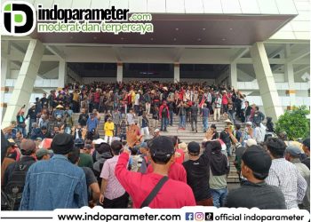 Ribuan Petani Singkong yang bergejolak saat berdemonstrasi di Kantor DPRD Provinsi Lampung
