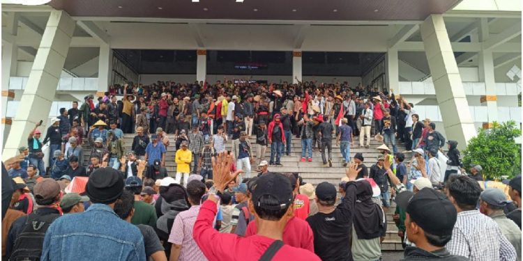 Ribuan Petani Singkong yang bergejolak saat berdemonstrasi di Kantor DPRD Provinsi Lampung