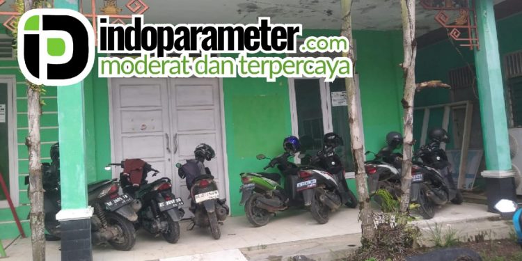Lampung Tengah-Dinas pendidikan dan Kebudayaan Lampung Tengah kekurangan lahan parkir hingga kendaraan bermotor naiki teras Gedung Seketriat Dharma Wanita Kesatuan (DWP).
