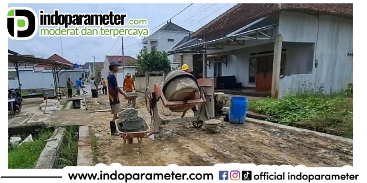 Warga RT45/RW08 Metro Lakukan Swadaya untuk Perbaiki Jalan Gang Flamboyan