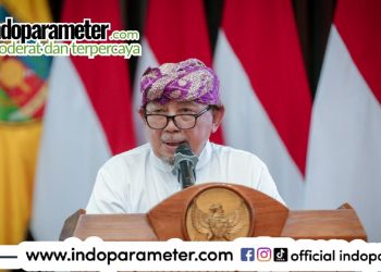 Pj. Gubernur Samsudin dan Ibu Maidawati Terima Gelar Adat dari MPAL di Mahan Agung