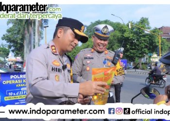Kapolres Metro Apresiasi Pengendara Tertib dengan Pembagian Sembako dalam Ops Keselamatan Krakatau 2025
