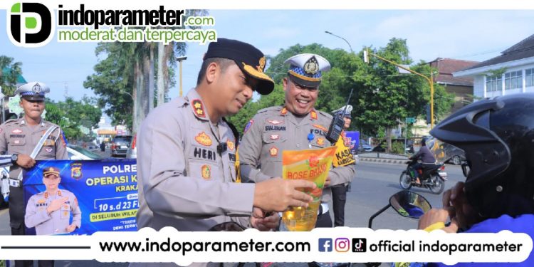 Kapolres Metro Apresiasi Pengendara Tertib dengan Pembagian Sembako dalam Ops Keselamatan Krakatau 2025
