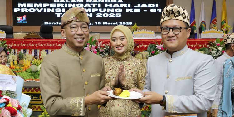 Rapat Paripurna Istimewa HUT Lampung ke-61 Berlangsung Penuh Semangat Kebersamaan, Gubernur Mirza Motivasi Seluruh Komponen Masyarakat Wujudkan Visi “Bersama Lampung Maju Menuju Indonesia Emas”