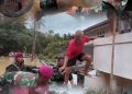 MARINIR BANTU EVAKUASI WARGA YANG TERJEBAK BANJIR