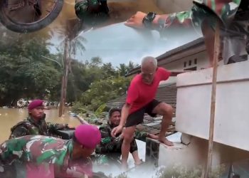 MARINIR BANTU EVAKUASI WARGA YANG TERJEBAK BANJIR
