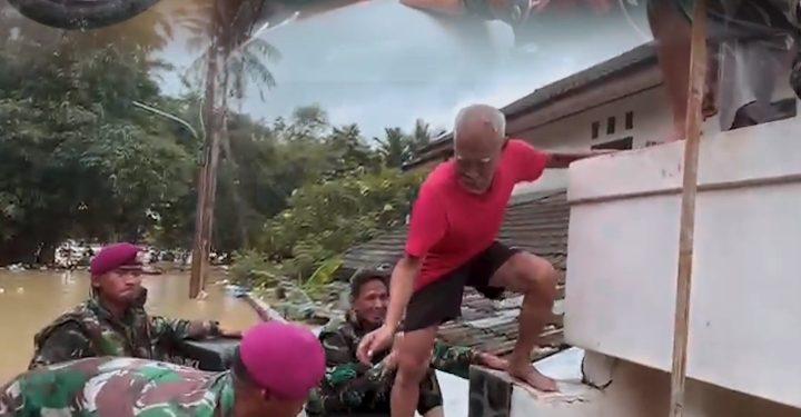 MARINIR BANTU EVAKUASI WARGA YANG TERJEBAK BANJIR