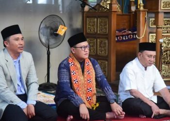 Ketua DPRD Lampung Serahkan Bantuan dan Santunan Saat Safari Ramadhan di Lampung Barat
