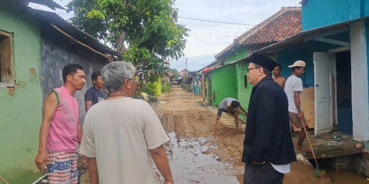 Fauzi Heri Tinjau Lokasi Banjir Panjang Selatan, Warga Keluhkan Air Bersih dan Sampah