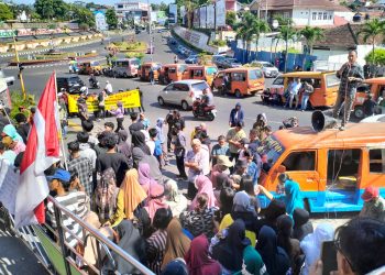 Puluhan warga yang tergabung dalam Aliansi Masyarakat Bandar Lampung Bersatu (AMBLB) menggelar aksi damai di depan kantor Pemerintah Kota Bandar Lampung