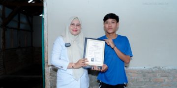 Ijazah Sampai Rumah, Bahagia Bersama Keluarga: Menekankan momen bahagia saat ijazah diterima bersama keluarga