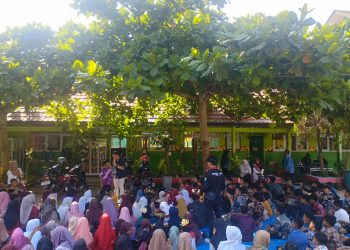 SD Negeri 2 Metro Timur menggelar upacara bendera dan pertunjukan fashion show