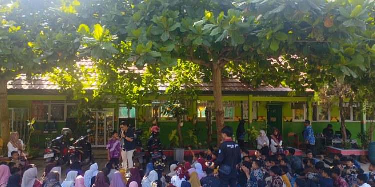 SD Negeri 2 Metro Timur menggelar upacara bendera dan pertunjukan fashion show