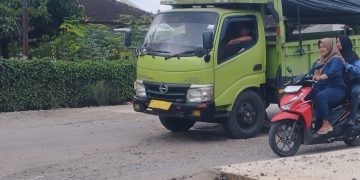 Warga Keluhkan Jalan Cor Asal Jadi di Sukadamai, Banyak Pengendara Terjatuh