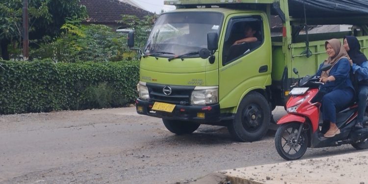 Warga Keluhkan Jalan Cor Asal Jadi di Sukadamai, Banyak Pengendara Terjatuh