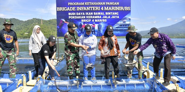Danbrigif 4 Marinir/BS Bersama Walikota Bandar Lampung Dan Owner Golden Tulip Panen Bawal Dan Melon