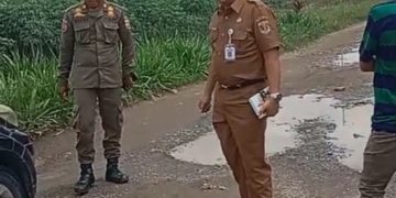 Camat Punggur Awet Agung Bergerak Cepat Tindak lanjuti Jalan Rusak di Dusun 10 Desa Astomulyo